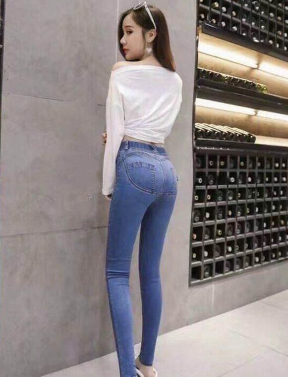 牛仔裤在视觉上拉长身材,凸显纤瘦的身段,让美女更加自信