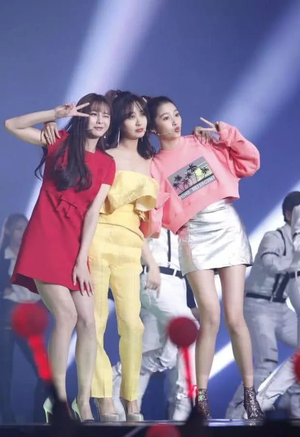 当女星关晓彤沈梦辰和李菲儿同台，都是长腿女神，她更是被称为：