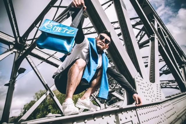 饿了么又出新设计，外卖小哥都穿得比我潮！