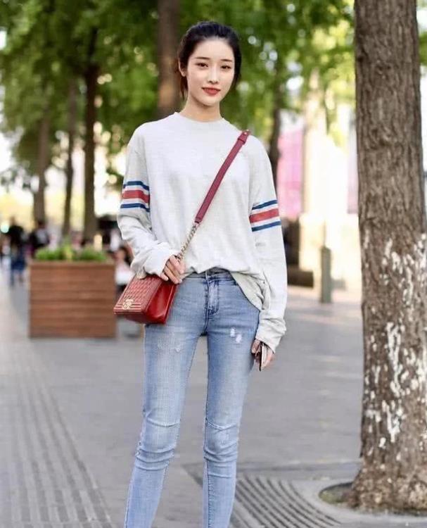  风范■街拍：身材高挑的美女，一件酒红色的连衣裙，时尚魅力风范