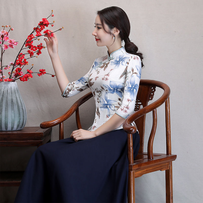 这么穿旗袍的女人，不可多见!婀娜的身姿，配，一抹淡妆容，甚美