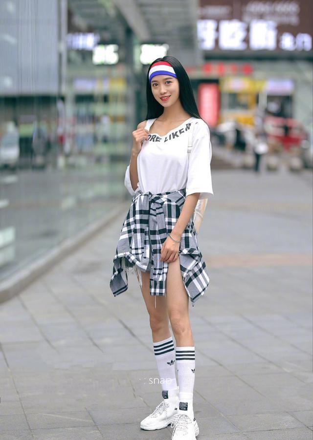 大连街拍，运动装也能穿搭出轻熟范，这样穿轻松让你成熟有范！