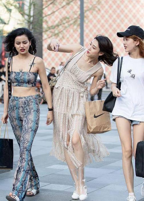 街拍：这么紧的短裤都塞得进去，勒出紧致腿型，女人味十足