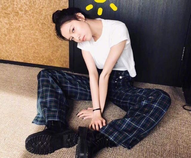  『搭配灰色』不管是白衬衫还是小碎花，经典的单品怎样穿时髦？