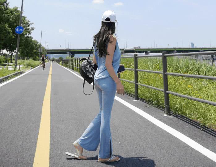 街拍:紧身喇叭裤显性感还很有气质