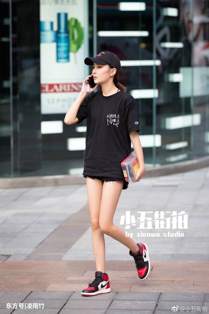 重庆街拍，好身材配上简单的净色吊带连衣裙也是好看的