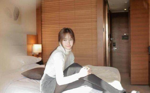 清新甜美的打底裤女神，身材比例很好，散发出迷人魅力！