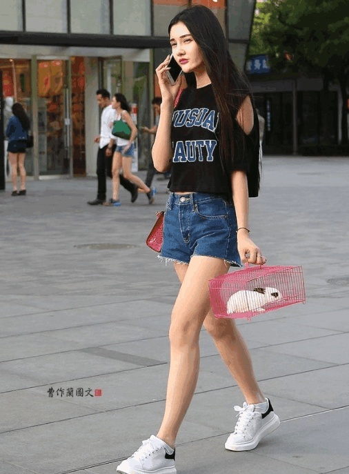 街拍：淡紫色的无袖T恤搭配白色的超短裤，十分的养眼迷人！