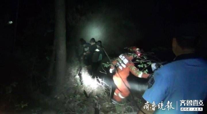 连夜@四名少年外出游玩却被困百米深山崖，消防连夜救援