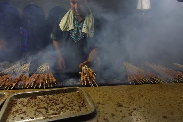 50岁大叔在海边卖羊肉串，4元一串，一天至少卖出3万串，赚翻了!