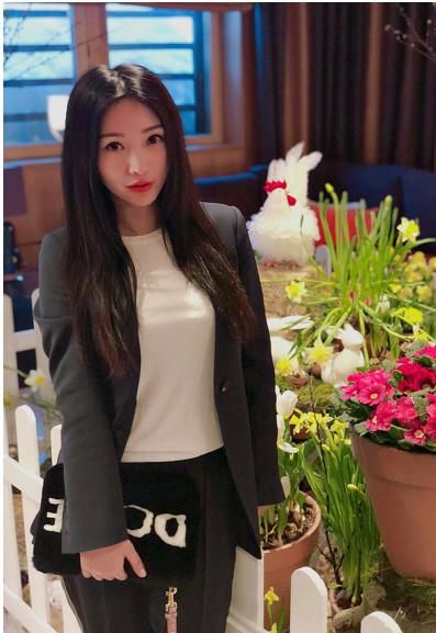 性感女神也可以hold住清纯帅气，柳岩的驭衣术了解一下？