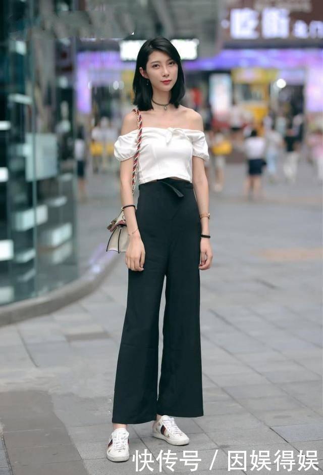  『气质』街拍：小姐姐黑色的长款T恤搭配短裤，性感又苗条