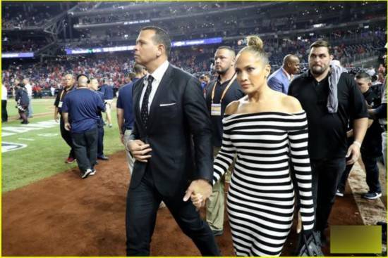 洛佩兹与男友十指紧扣看比赛 大方展现性感身材