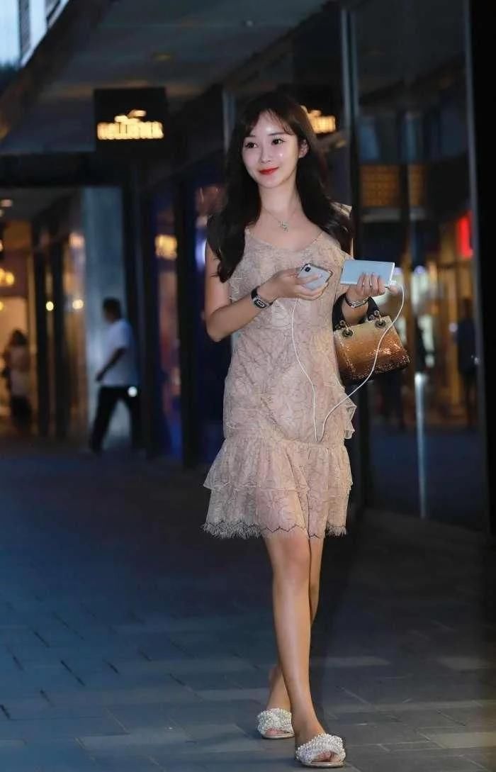 东莞街拍 小姐姐身穿一条蕾丝小飞袖连衣裙,图二女人味十足!