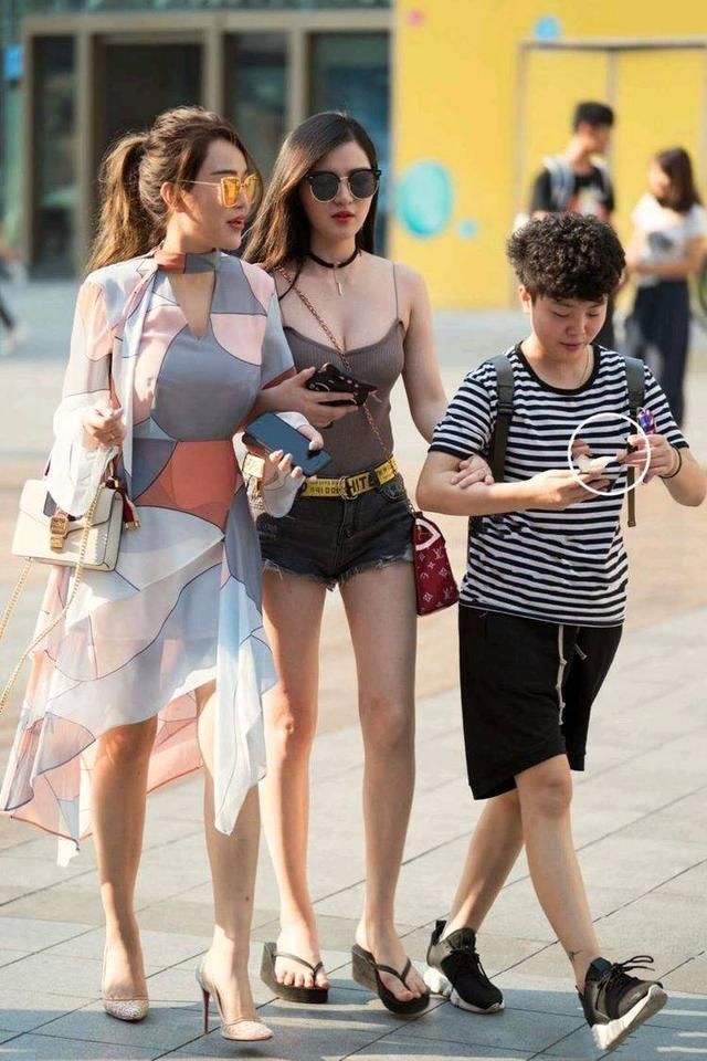 街拍:图1霍思燕会玩，穿条打底裤就出门?图2美女“三角区”抢眼