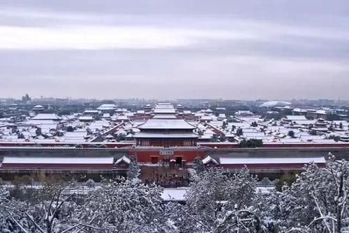 北京一场大雪，俘获了数千游客的心，吵着要去故宫看雪