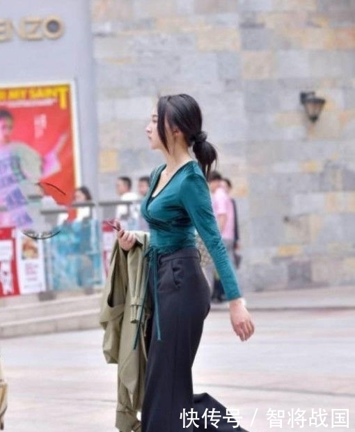  [凸显]街拍：穿吊带裙的长腿小姐姐，一个回眸，凸显优雅的女神范