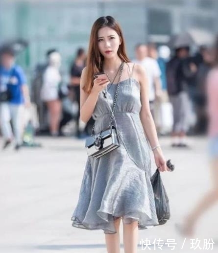  清秀|街拍：身材出众傲人的小美女，容颜清秀甜美，好美