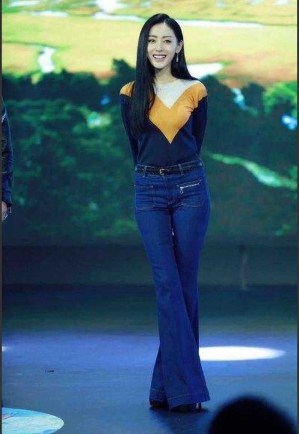 6位女演员穿牛仔裤最好看，紧实感凸显身材，做事也方便!