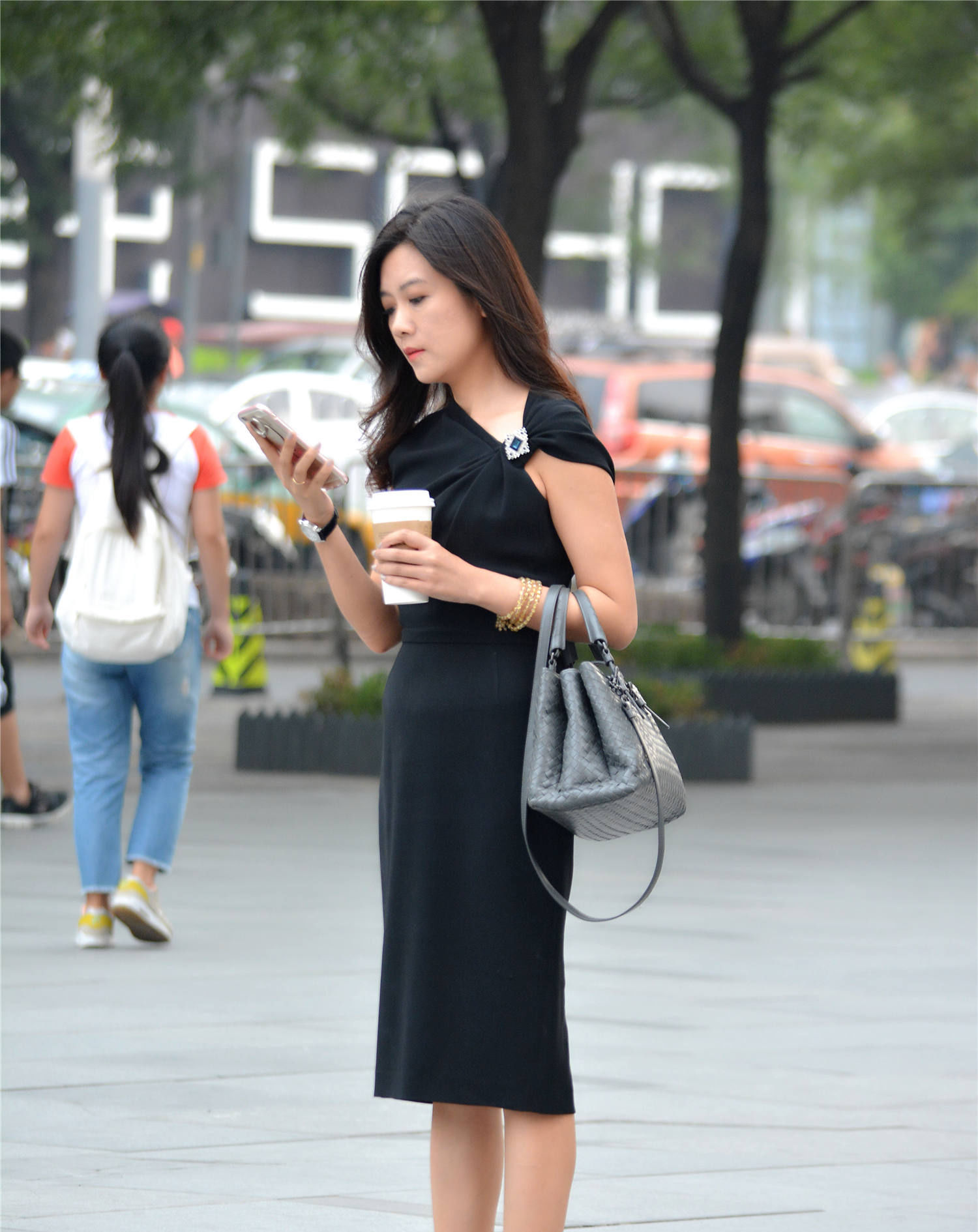 #凸显#最能凸显女性锁骨美的一字肩服饰,无论怎么穿都很有女人味