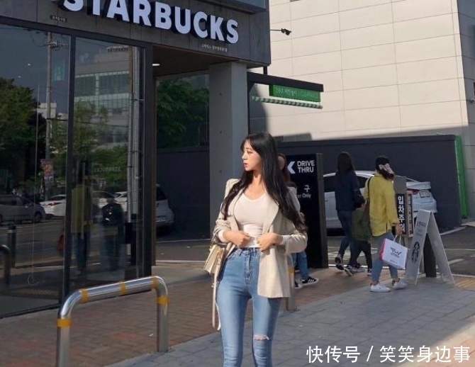 『美女』街头“偶遇”牛仔裤美女,承包了整个街头的“亮点”!