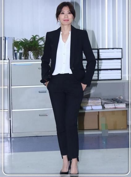 贾静雯真会穿！衬衫一半露外面，一半塞裤腰，网友直呼：嫩炸天！