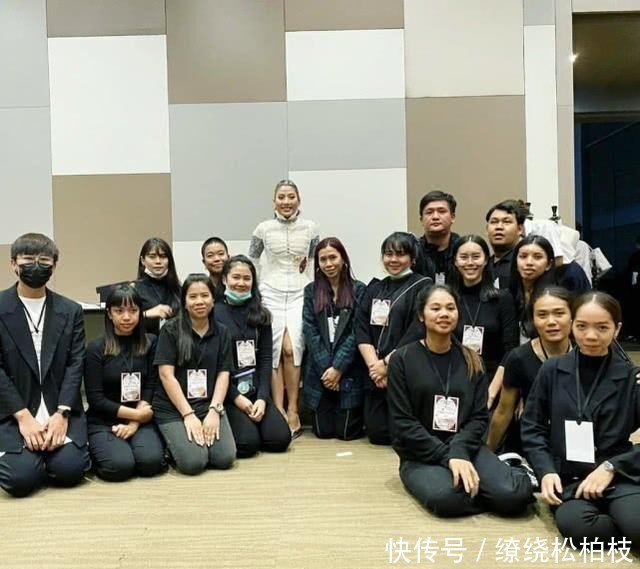 『风范』泰国小公主亮相自己品牌时装秀,有大设计师风范,模特跪地合影