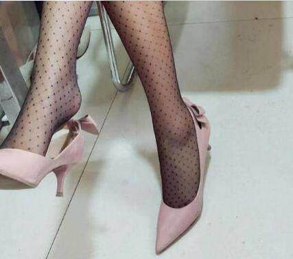 经典的细高跟,娇羞典雅,给人炫目的视觉效果更加闪耀动人