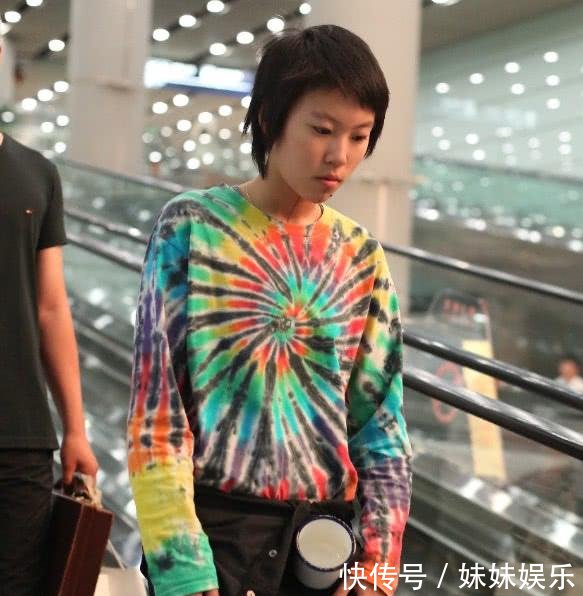 窦靖童真是绝了,竟背个超级迷你小包出门,莫不是用来装牙签的