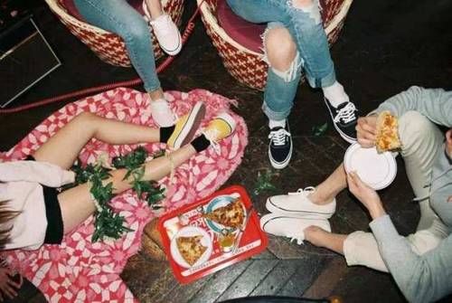  时髦：时髦VANS鞋款，丰富的层次感彰显文艺范，让你大玩运动复古风