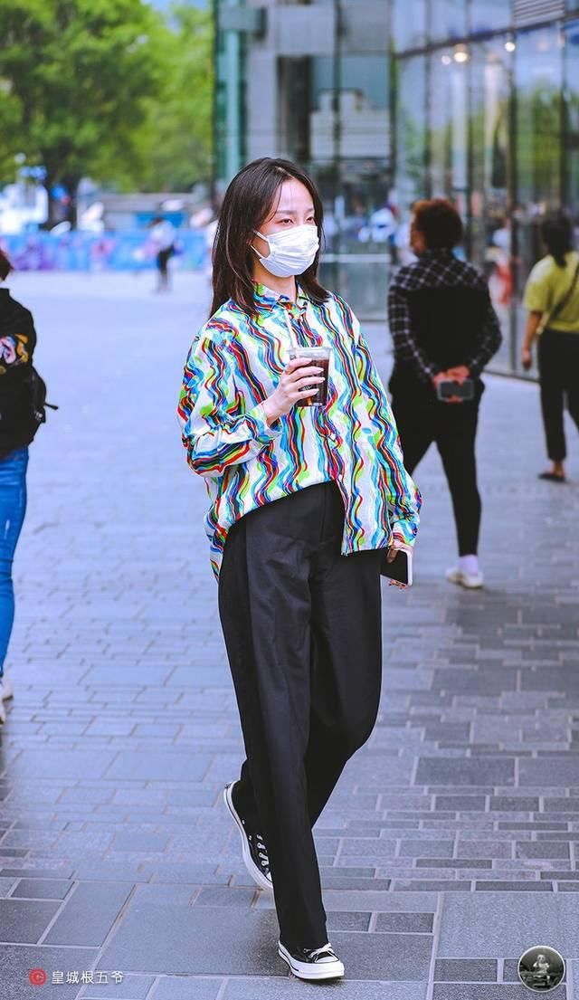 【你也能够】街拍:穿衣搭配的效果好还是不好,走在三里屯看看回头率就知道了