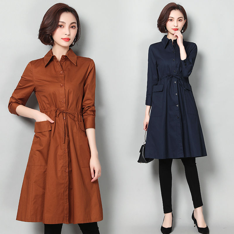 今年流行的薄风衣，一款比一款洋气百搭，50岁妈妈穿上美爆了