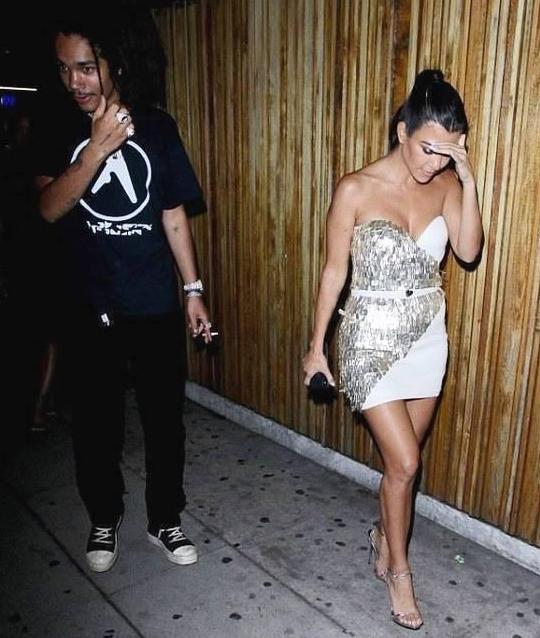 卡戴珊金大姐竟这么性感！亮片裙这么紧都穿得下，确定是152cm？