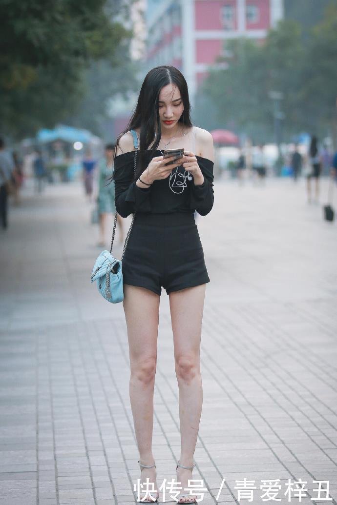  性感■小姐姐街拍：大长腿小姐姐搭配个性黑色连体衣，露出性感锁骨