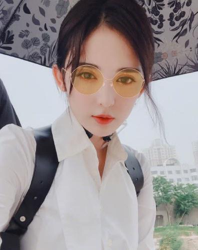 古力娜扎近照认不出,面容精致像“假人”,网友:网红脸的高级版