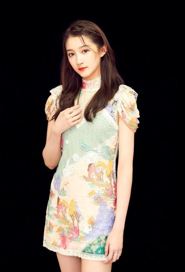 关晓彤韵味十足，民族风裙子，真给咱们长脸!