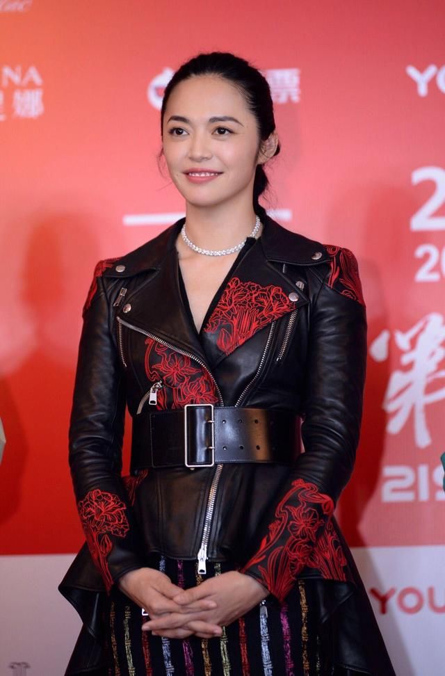 姚晨身穿皮质单品，身材看起来好了不少，秋天跟她学就对了