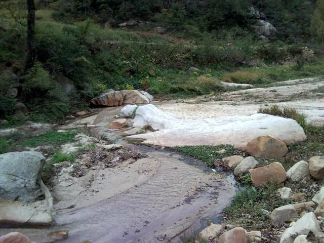 河南有一风景如画的河谷景区，红石遍布瀑潭相连，吃住便宜无门票