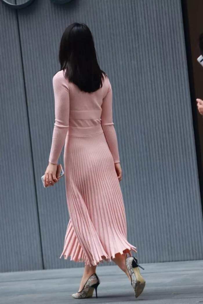 街拍：略施粉黛的小姐姐，穿个小吊带，风吹一下小肚肚出来了?