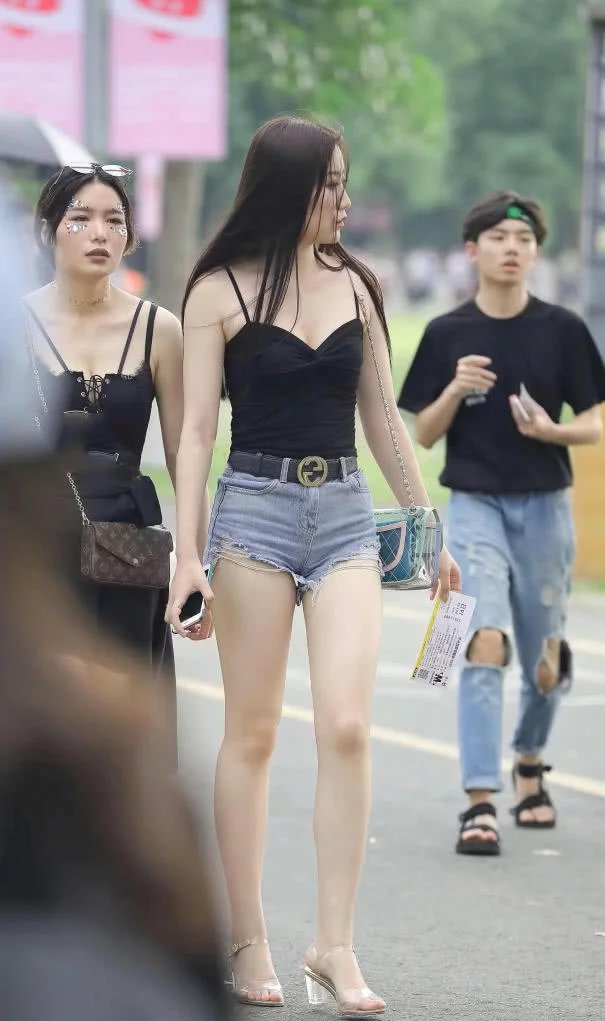 小姐姐短裤搭配吊带抹胸尽显玲珑身材，想要变得出彩，只需要一点