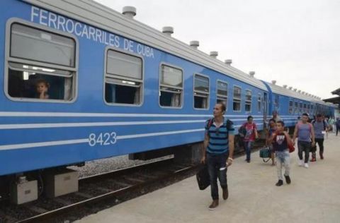 中国火车在古巴正式通车，居民奔走相告，铁路工作者：票已卖完