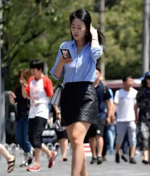  『气质』美女时尚街拍：空谷幽兰的美女，一条白色的连衣裙外搭皮外套，气息迷人范