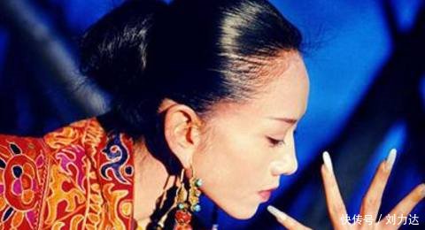 60岁的舞蹈家杨丽萍成现代老佛爷助理成丫鬟