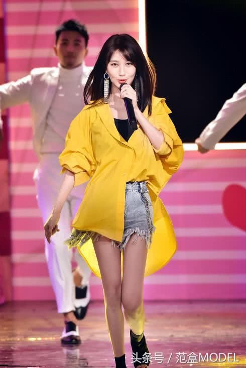 李菲儿秀出一双大长腿让人羡慕不已，不比杨幂差