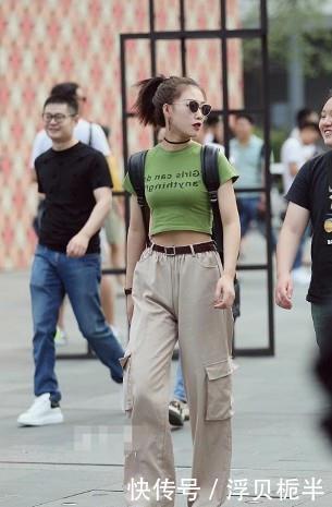  『美女』路人街拍，美女卡其色工装裤搭配绿色的露腰小T恤，风情满满