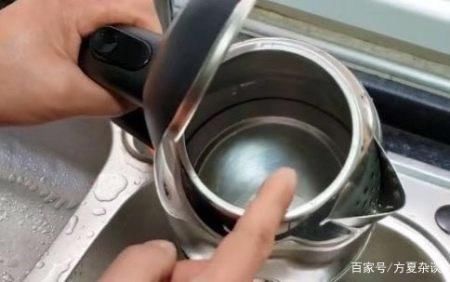  「方法」电水壶内水垢又多又脏？只需一个方法，水垢自动消失，立马变干净