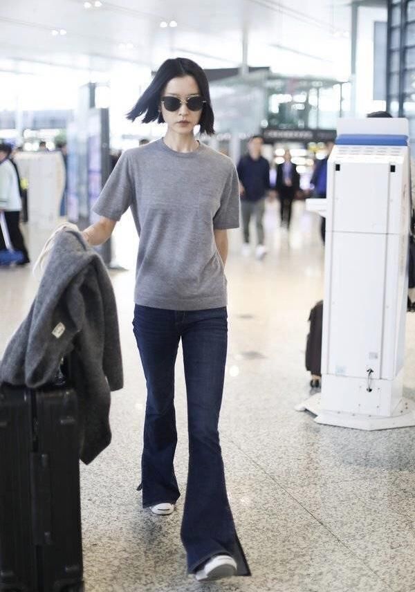 有点惊艳!一席红色的连衣裙，杜鹃尽显高贵典雅