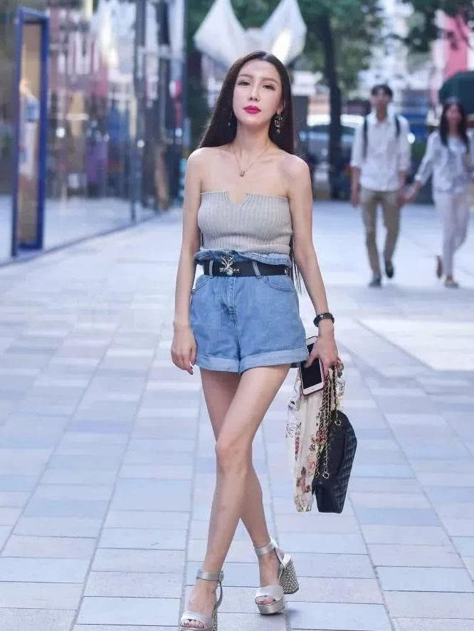 气质小姐姐雪纺背心露精致锁骨,牛仔短裤的搭配成为了我心目中的