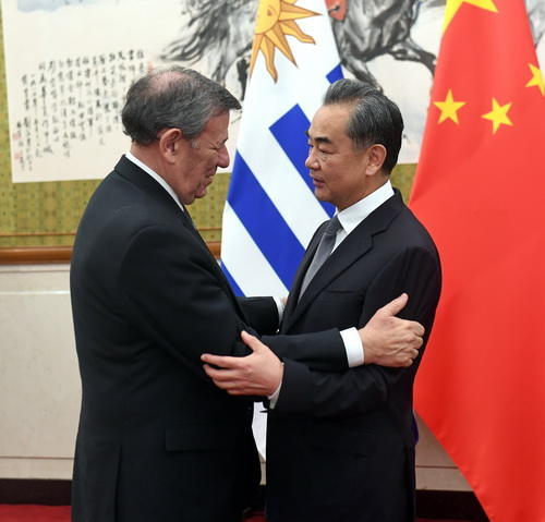 王毅同乌拉圭外长尼恩举行会谈