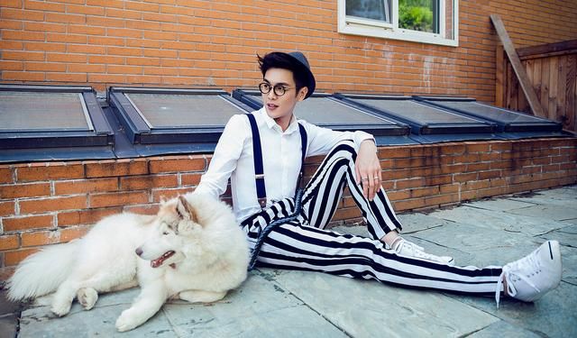 张若昀一堆白鞋只钟爱这双，却不是唐艺昕送的，而是他？